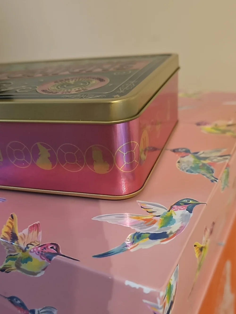 WICKED DUNKIN DONUTS MUNCHKINS TIN